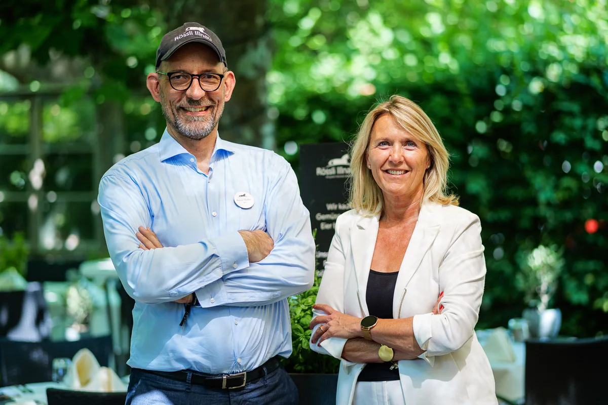 Pächter Rainer Hoffer und Maja Giger. Sie ist seit Juli 2025 stellvertretende Geschäftsleiterin im «Rössli». Rainer Hoffer und Maja Giger in der Gartenbeiz des Restaurants Rössli. Er trägt eine Baseballkappe.
